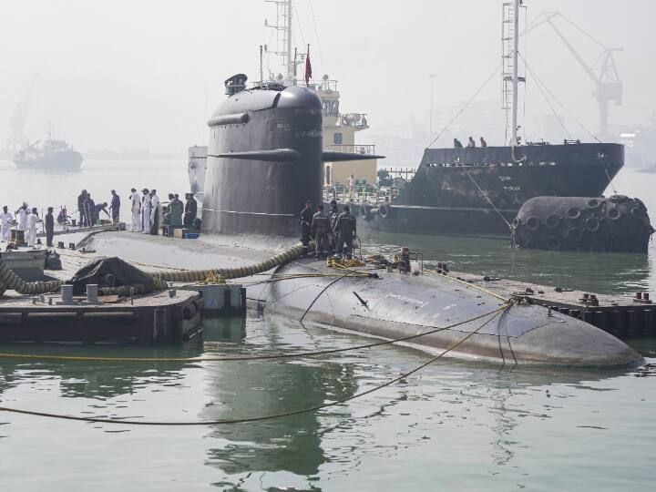 Submarine Vagir Marine enemies are not well now Kalvari Class Submarine INS Vagir to join Indian Navy today R Hari Kumar समंदर में दुश्मनों की अब खैर नहीं! भारतीय नौसेना में आज शामिल होगी सबमरीन INS वागीर, जानें कितनी ताकतवर