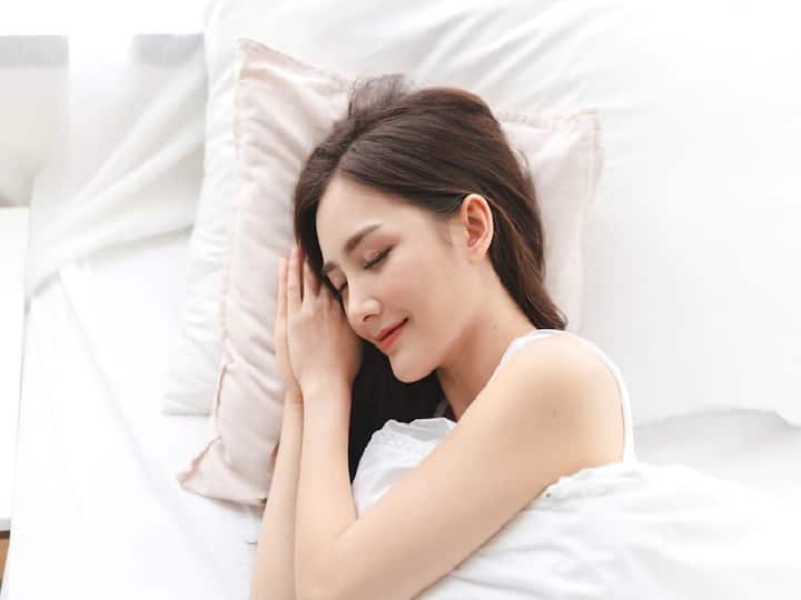 Sleep Benefits Does taking more sleep really glow on the face know the whole truth Sleep Benefits: ज्यादा नींद लेने से क्या सच में चेहरे पर आता है ग्लो, जानें पूरी सच्चाई