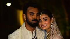 Rahul Athiya Marriage: ফুলে সাজানো গাড়িতে করে, হাতে হাত রেখে প্রথমবার সামনে এলেন নবদম্পতি রাহুল-আথিয়া