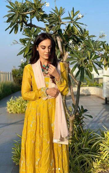 Surbhi Jyoti Surbhi Jyoti looked very beautiful in an ethnic look, you too can do this style in the festive season.