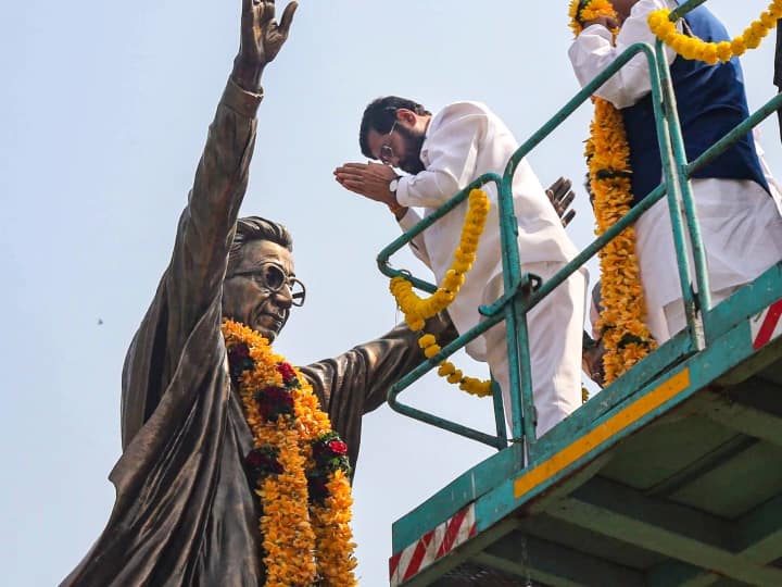 Maharashtra Chief Minister Eknath Shinde and other leaders pays tribute to Shiv Sena founder Bal Thackeray on his birth anniversary Bal Thackeray Anniversary: विधान भवन में किया गया बाला साहेब ठाकरे के चित्र का अनावरण, दिग्गज नेताओं ने ऐसे किया याद