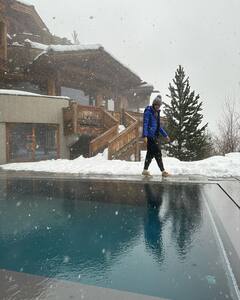 Nargis Fakhri Photos: नर्गिस फाखरी घेतेय स्नो फॉलचा आनंद; पाहा स्वित्झर्लंडमधले खास फोटो!