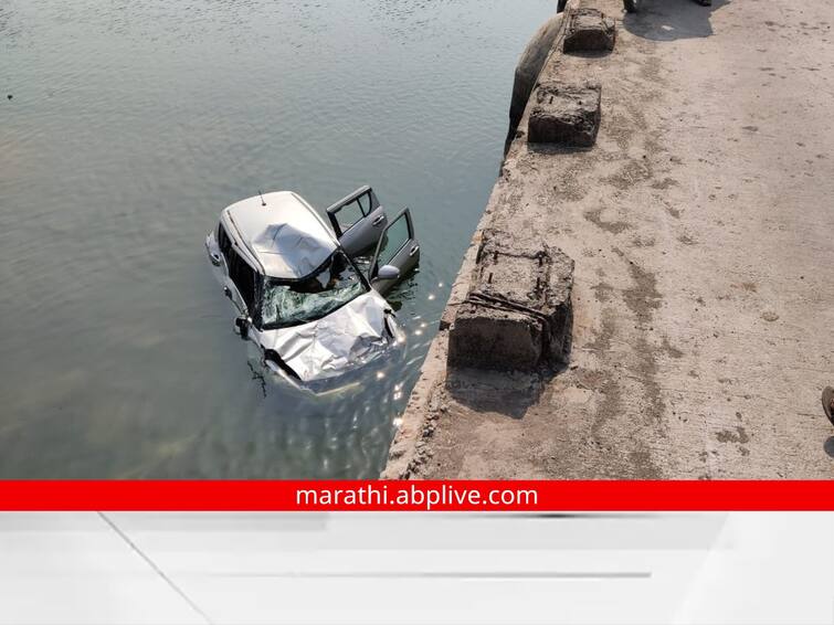 maharashtra News Aurangabad News The car fell into the water from the bridge in front of Jayakwadi Dam  The three were saved by breaking the glass of the vehicle Aurangabad News: जायकवाडी धरणासमोरच्या पुलावरून कार पाण्यात कोसळली; वाहनाची काच फोडून तिघांना वाचवले