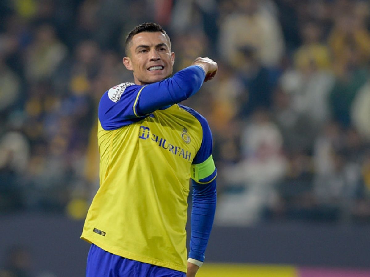 Al Nassr fans react to Cristiano Ronaldo signing at club shop 