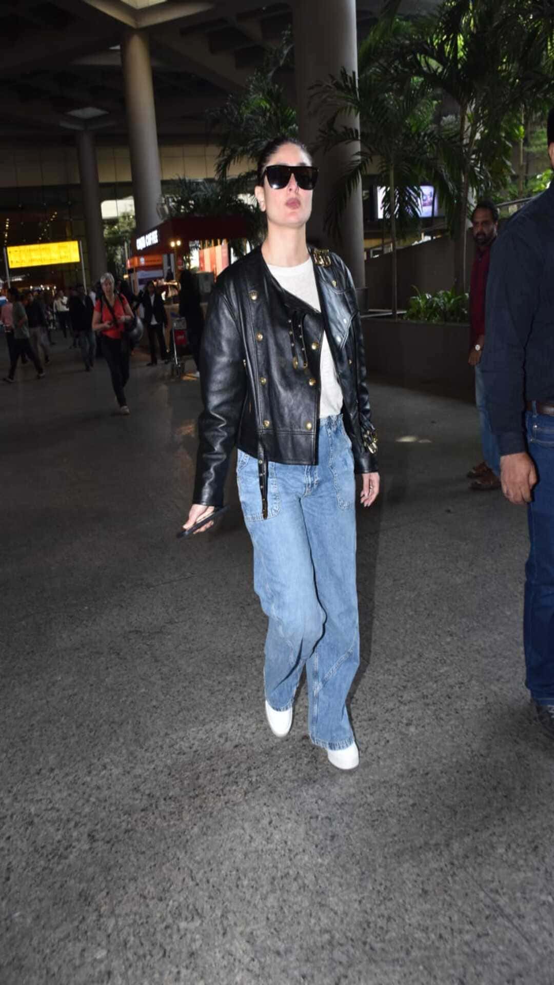 Kareena Kapoor Rocks In A Cool Denim Jacket At Mumbai Airport - video  Dailymotion