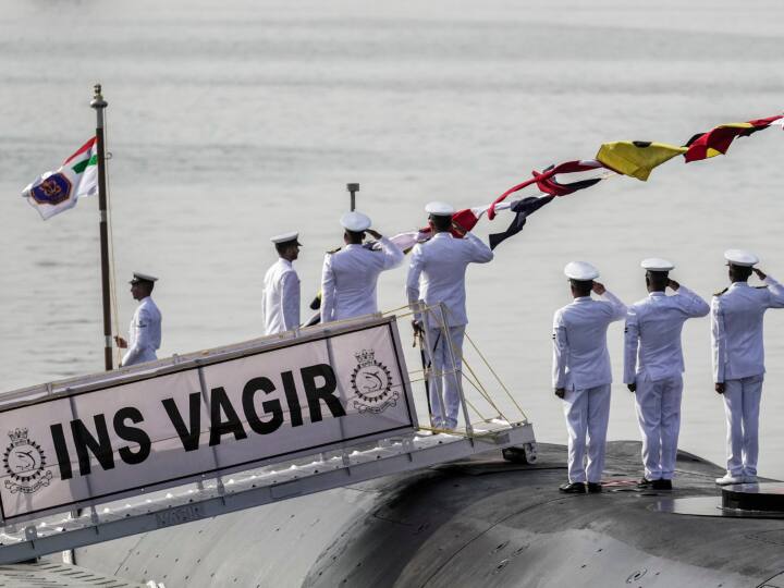 चीनी नौसेना के पास इस समय 75-80 पनडुब्बियां हैं. इसके अलावा पाकिस्तान के लिए भी चीन आठ (08) पनडुब्बियों का निर्माण कर रहा है. मौजूदा समय में भारतीय नौसेना के पास 17 पनडुब्बियां हैं जिनमें दो परमाणु पनडुब्बी हैं. इनमें से एक परमाणु ऊर्जा से चलने वाले पनडुब्बी, आईएनएस चक्र है जो भारत ने रूस से लीज पर ली है.