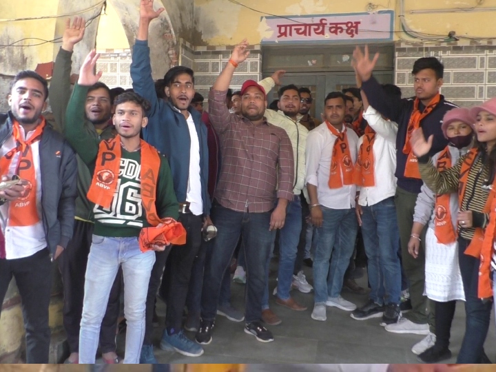 छात्र संघ ने एमएसजे कॉलेज के ऑफिस पर ताला लगाकर प्रिंसिपल को किया अन्दर बंद, जानें क्या है मामला 