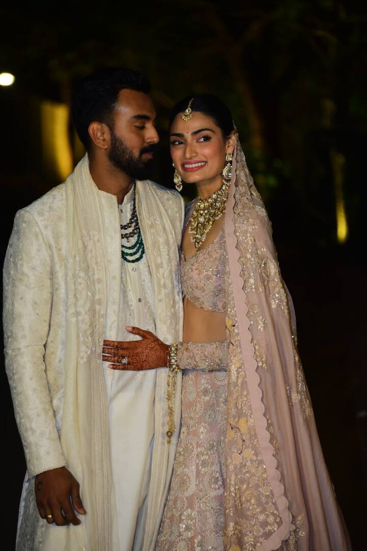 वहीं बात करें नई दुल्हनियां की तो वो हैवी वर्क वाले लाइट पिंक लहंगे में बहुत ही सुंदर लग रही थीं.