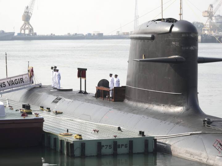 इनमें से कम से कम 18 कन्वेंशन सबमरीन होनी चाहिए यानि किलर सबमरीन (एसएसके), 06 परमाणु संचालित पनडुब्बी (न्यूक्लियर सबमरीन यानी एसएसएन) और कम से कम 04 परमाणु हथियारों से लैस पनडुब्बियां (न्यूक्लिर बैलिस्टिक मिसाइल सबमरीन यानी एसएसबीएन) की जरूरत है.