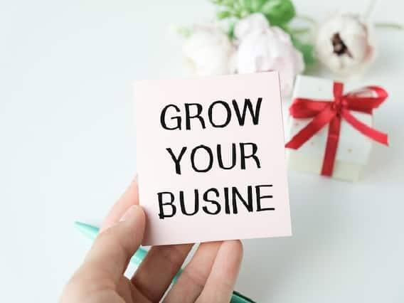 ગ્રીટિંગ કાર્ડ બનાવવા માટે તમારે અલગ-અલગ કાગળ, પેન, રંગ, એસેસરીઝ, ગુંદર, વર્કિંગ ટેબલ વગેરેની જરૂર પડશે. કમ્પ્યુટરથી કાર્ડ ડિઝાઇન કરવા માટે, તમારે એડોબ ફોટોશોપ, એડોબ સ્પાર્ક, ગ્રીટિંગ કાર્ડ સ્ટુડિયો જેવા ડિઝાઇનિંગ અથવા એડિટિંગ સોફ્ટવેર સાથે ડેસ્કટોપની જરૂર પડશે. તમારે અલગ પ્રિન્ટિંગ પેપરની જરૂર પડશે કારણ કે શુભેચ્છા કાર્ડ કોઈપણ સામાન્ય કાગળને બદલે સારા દેખાતા કાગળ પર બનાવવા જોઈએ. (પીસી: ફ્રીપિક)