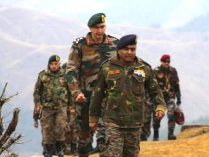 army chief manoj pandey visits forward posts along lac in eastern arunachal pradesh India China Tension : 'कड़ी निगरानी बनाए रखने के लिए बधाई', चीन से तकरार के बीच अरुणाचल में LAC पर तैनात जवानों से बोले आर्मी चीफ