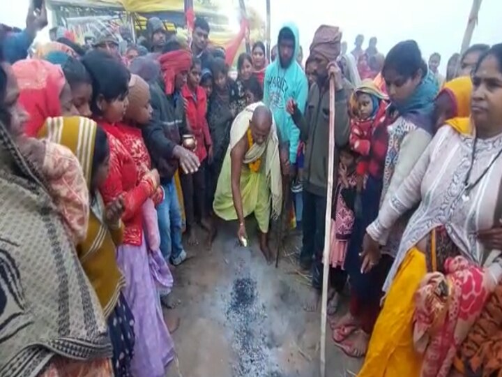 Katihar News: कटिहार में जलते अंगारों पर चलते हैं लोग, नहीं जलते पैर, मनोकामनाएं भी हो जातीं पूरी! कभी देखी है ऐसी पूजा?