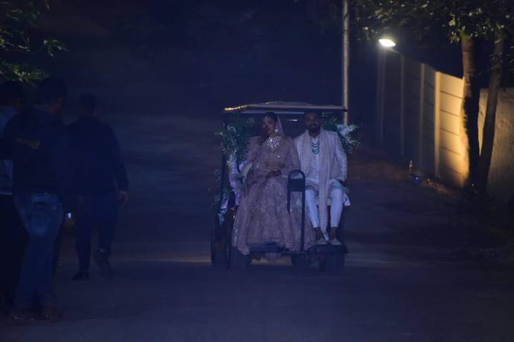 वहीं पैपराजी से मिलकर और तस्वीरें खिंचवाकर ये स्टार कपल गोल्फ कार में बैठकर वापस बंगले की और रवाना हो गया.