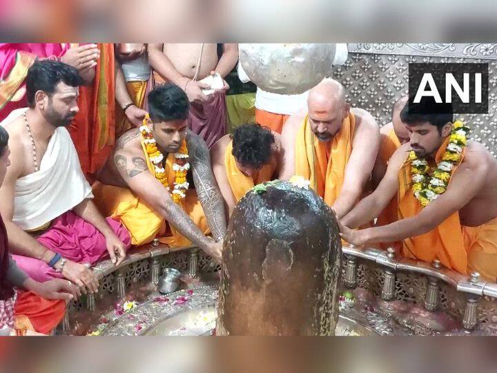 Mahakaleshwar Mandir: कुलदीप यादव सूर्यकुमार यादव यांच्यासह वॉशिंग्टन सुंदर असे काही भारतीय क्रिकेटर प्रसिद्ध बाबा महाकालेश्वराच्या मंदिरात दर्शनासाठी पोहोचले असून हे सर्व फोटो तुफान व्हायरल होत आहेत.