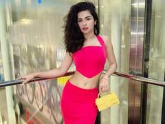 अवनीत कौर ने ग्लैमरस ड्रेस के साथ फ्लॉन्ट किया एक्सपेंसिव मिनी बैग, कीमत जानकर लगेगा शॉक