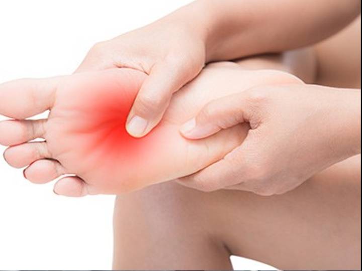 reason behind tingling in hands and feet causes symptoms and treatment |  Hand and Legs Tangling: इन कारणों से हाथ-पैर में होने लगती है झनझनाहट,  अनदेखा न करें नही तो हो सकती