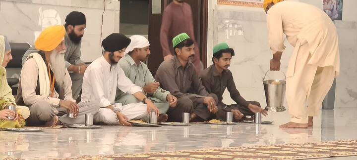 सिखों के इतिहास के अनुसार गुरुनानक देवजी अपनी 4 प्रसिद्ध यात्राओं को पूरा करने के बाद 1522 में करतारपुर साहिब में आकर रहने लगे थे.