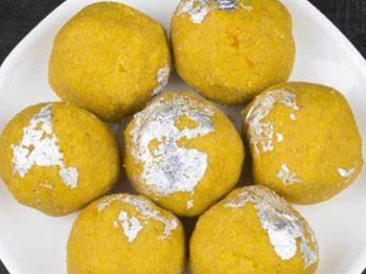 यह स्वादिष्ट पिन्नी न केवल आपके मीठे खाने को तृप्त करेगी बल्कि ठंड के मौसम में आपको गर्म भी रखेगी. काबुली आटा, घी और मेवा का मिश्रण भी आपकी इम्युनिटी को बढ़ाती है. अगर आप घर पर मिठाई और स्नैक्स बनाना पसंद करते हैं, तो इस काबुली पिन्नी रेसिपी को अपनी सूची में शामिल करना सुनिश्चित करें और इसे जल्द से जल्द बनाकर देखें. बच्चे हों या बड़े, ये लजीज पिनियां सभी को पसंद आएंगी. हमने रेसिपी में चीनी का इस्तेमाल किया है, आप पिन्नी को मीठा करने के लिए देसी खांड, शकर या गुड़ पाउडर का भी इस्तेमाल कर सकते हैं.