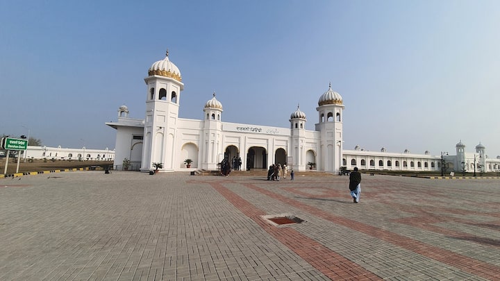 करतारपुर में नानक साहिब द्वारा सिख धर्म की स्थापना की गई थी. यहां देश विदेश से लोग आते हैं.