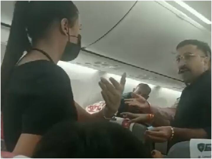 'वो रो रही है...', SpiceJet की फ्लाइट में केबिन क्रू से बदसलूकी, देखें वीडियो passenger misbehaved with cabin crew in SpiceJet Flight from delhi to hyderabad 'वो रो रही है...', SpiceJet की फ्लाइट में केबिन क्रू से बदसलूकी, देखें वीडियो
