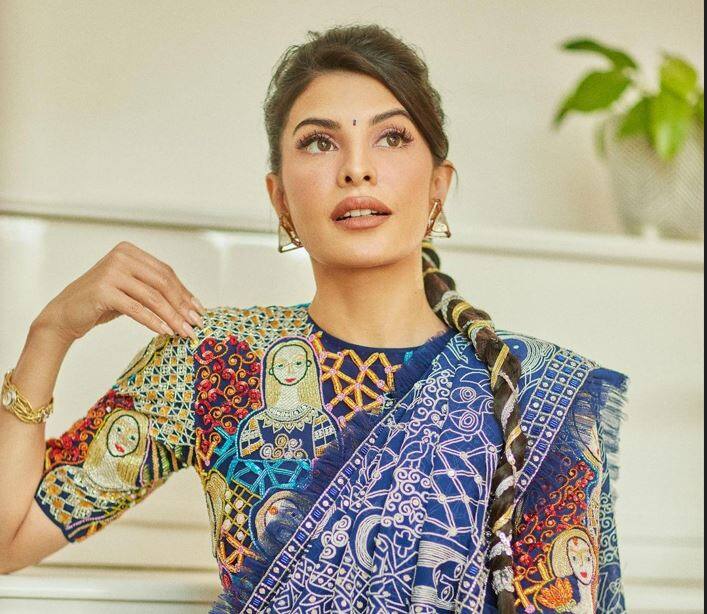 Jacqueline Fernandez: જેકલીન સોશિયલ મીડિયા પર પોતાની અદભૂત તસવીરો શેર કરતી રહે છે. તેની સ્ટાઈલ દરેકને દિવાના બનાવી દે છે. અભિનેત્રી ભારતીય વસ્ત્રોમાં અદ્ભુત દેખાઈ રહી છે.