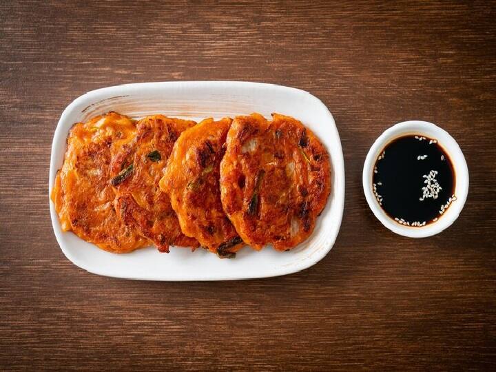 Korean Potato Jeon Recipe Make Korean Potato Jeon for a quick breakfast in the morning Korean Potato Jeon Recipe: सुबह फटाफट ब्रेकफास्ट के लिए बनाएं कोरियन पोटैटो जियोन, जानें बनाने का तरीका