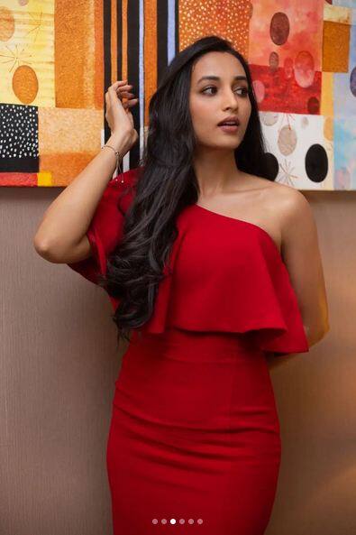 Srinidhi Shetty: KGF fame Srinidhi Shetty looked beautiful in red outfit, fans showered heart and fire emoji on photos