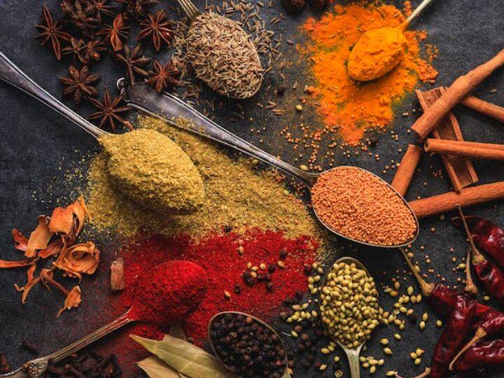 Know About These Spices To Fight With Viral Infections Viral Infection से लड़ने में ये 4 मसाले करेंगे आपकी मदद, जानें शरीर को कैसे पहुंचाते हैं फायदा?