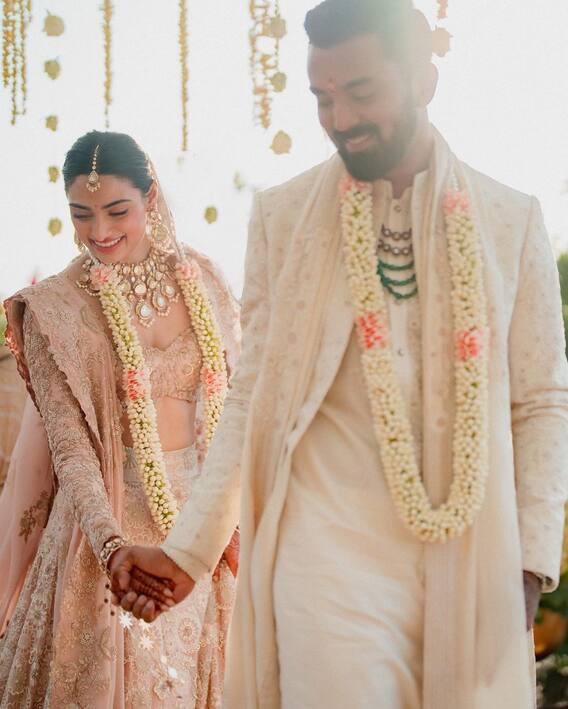 तस्वीरें: केएल राहुल की दुल्हन अथिया शेट्टी बेहद खूबसूरत लग रही हैं, तस्वीरों में दोनों के बीच का प्यार साफ नजर आ रहा है