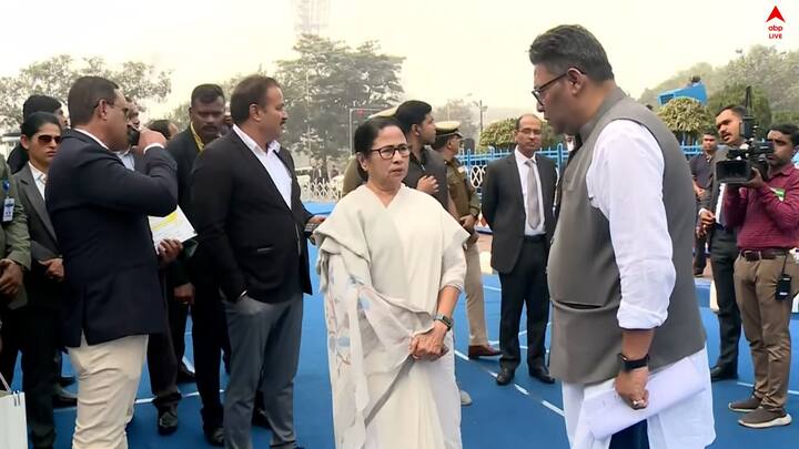 মুখ্যমন্ত্রী আরও বলেন, 'যত পারছে এজেন্সি লাগাচ্ছে, গণতন্ত্রে এসবের জায়গা নেই। অনেকে এজেন্সির ভয়ে পালিয়ে গিয়েছে। দেশ বড় অসহায়, বাংলা কোনওমতে সামলাচ্ছি।'