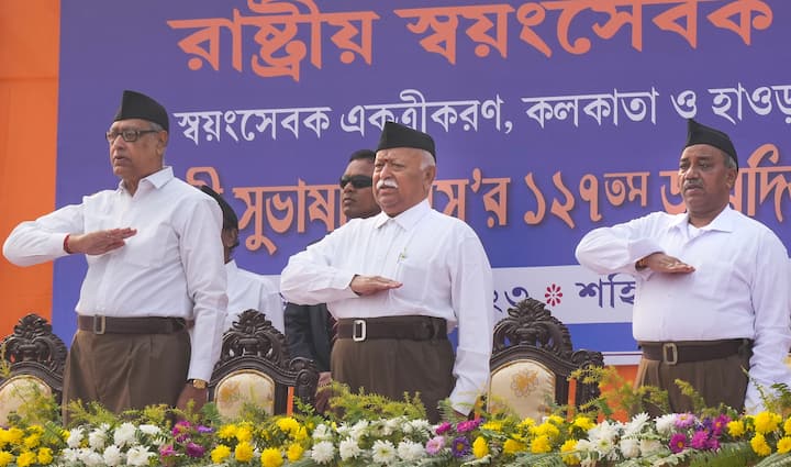 এর পরই ভাগবতের সংযোজন, সংঘ ঠিক এভাবেই চলে। নেতাজি, রবীন্দ্রনাথ ঠাকুরের দেখানো পথেই সংঘ চলে। স্বামী বিবেকানন্দ যা বলে গিয়েছেন, তার প্রবাহমানতা নিয়েই আরএসএস চলছে।