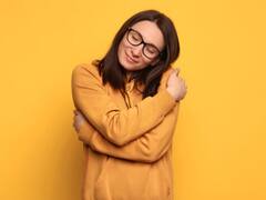 कोई नहीं है केयर करने वाला? खुद को ऐसे लगाएं गले...इस तरह से मिलेगा फायदा