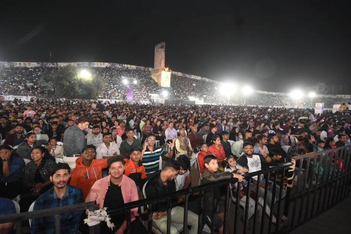 स्टेडियमवर विंगमध्ये लाल रंगाच्या पासेस धारकांसाठी तर समोर असलेल्या खुर्च्यांवर जागा आरक्षित करण्यासाठी निळ्या रंगाच्या पासेस वाटण्यात आल्या होत्या.