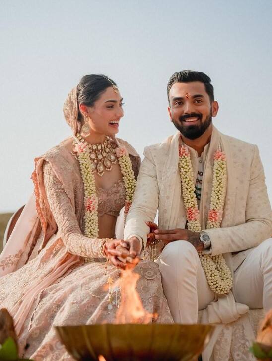 बॉलीवुड एक्टर सुनील शेट्टी और माना शेट्टी की बेटी अथिया शेट्टी ने 23 जनवरी सोमवार को अपने लॉन्ग टाइम बॉयफ्रेंड क्रिकेटर केएल राहुल के साथ शादी कर ली. दिलचस्प बात यह है कि अथिया शेट्टी ने अपने स्पेशल डे पर ट्रेडिशनल लाल सुर्ख जोड़े की बजाय चिकनकारी वर्क वाला पेस्टल पिंक लहंगा कैरी किया था. (इंस्टाग्राम/ athiyashetty)