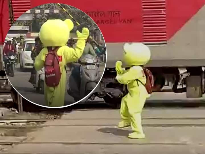 Watch: 22 year Old Boy dance As Teddy bear, Gorakhpur railway crossing, arrested by RPF After video viral social media 22 साल के लड़के ने टेडी बनकर रेलवे क्रॉसिंग पर किया डांस, वीडियो वायरल होने पर गिरफ्तार