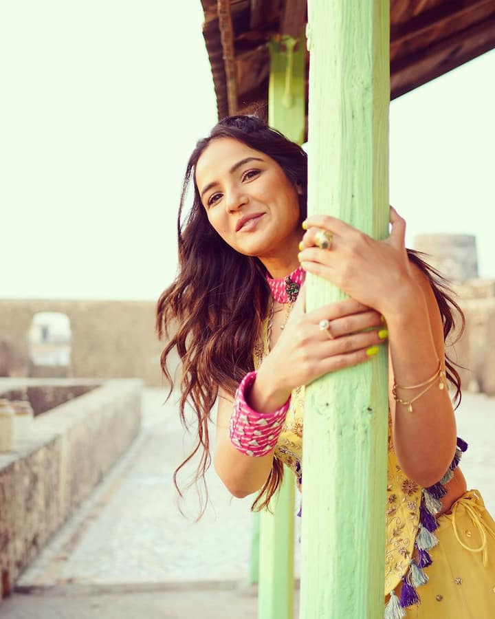 आपल्या अभिनयापेक्षाही या अभिनेत्रीने लोकांवर स्टाईलची जादू चालवली आहे. (फोटो सौजन्य :jasminbhasin2806/इंस्टाग्राम)