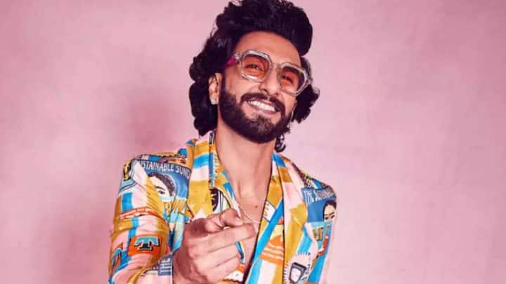 रणवीर सिंह – रणबीर कपूर को फिल्म ‘बार बार देखो’ ऑफर हुई थी, लेकिन उन्होंने फिल्म को इसलिए ना कह दिया क्योंकि इसमें कैटरीना कैफ थी. जिसके बाद ये फिल्म सिद्धार्थ मल्होत्रा को दी गई.