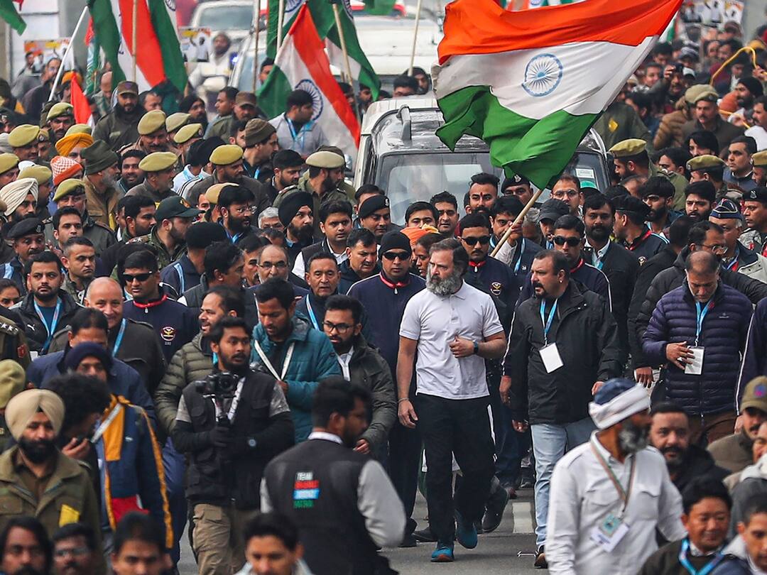 Rahul Gandhi Shakes Hands With Soldiers During Bharat Jodo Yatra In Jammu Kashmir Rahul Gandhi Shakes Hands With Soldiers During 'Bharat Jodo Yatra' In J&K
