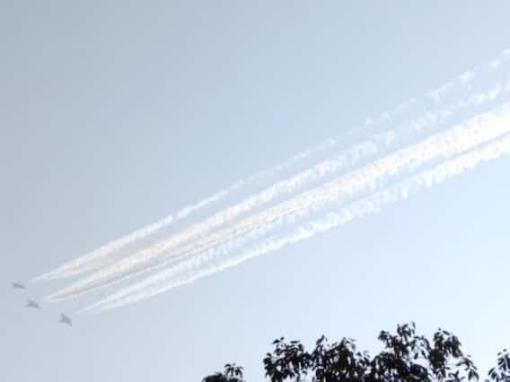 તે જ સમયે, તિરંગાના ફુગ્ગાઓને હવામાં છોડીને અને વ્યસ્ત અસરગ્રસ્ત માર્ગને ફરીથી ખોલીને વાહનોને પ્રવેશવાની મંજૂરી આપીને પરેડના અંતનો સંકેત આપવામાં આવે છે.