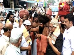 மயிலாடுதுறையில் தருமபுரம் ஆதீன மடாதிபதிக்கு இஸ்லாமியர்கள் சால்வை அணிவித்து மரியாதை!