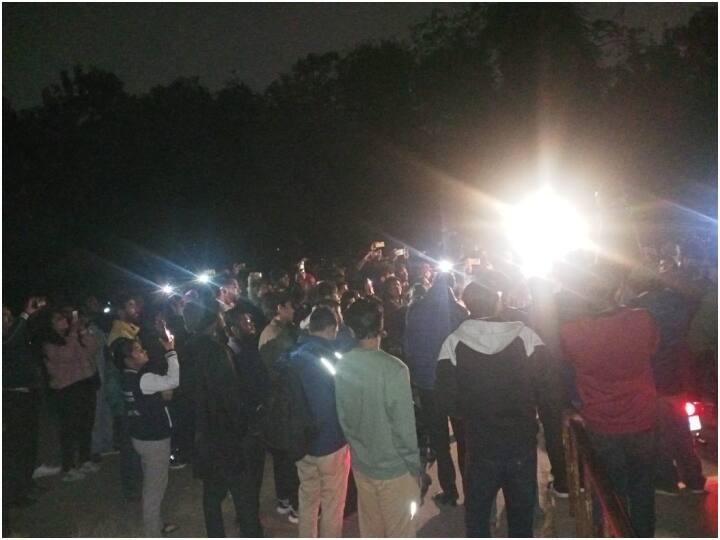 JNU में पीएम मोदी पर बनी BBC की डाक्यूमेंट्री की स्क्रीनिंग को लेकर बवाल, हुई पत्थरबाजी, बिजली और इंटरनेट भी बंद electricity cut in JNU before Screening of BBC Documentary on PM modi JNU में पीएम मोदी पर बनी BBC की डाक्यूमेंट्री की स्क्रीनिंग को लेकर बवाल, हुई पत्थरबाजी, बिजली और इंटरनेट भी बंद