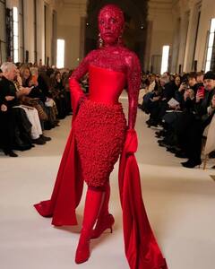 पेरिस फैशन वीक: लाल रंग का पेंट और 30 हजार क्रिस्टल से सजी ड्रेस पहनकर पहुंची Doja Cat, तैयार होने में लगे 5 घंटे