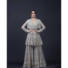 देसी हो या विदेशी हर लुक में श्रद्धा ढाती हैं कहर..आप भी फॉलो कर सकती हैं श्रद्धा का ये स्टाइल