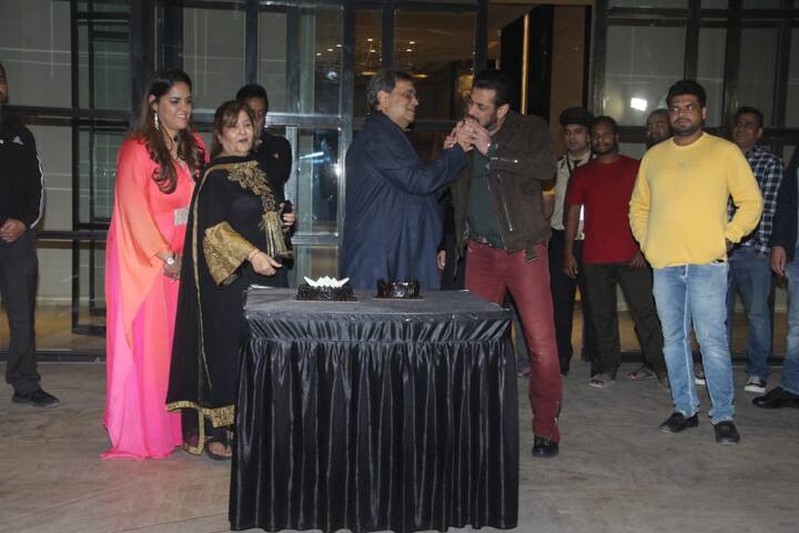 डायरेक्टर सुभाष घई ने इस दौरान सलमान खान के साथ मिलकर सबके सामने केक कटिंग भी की.