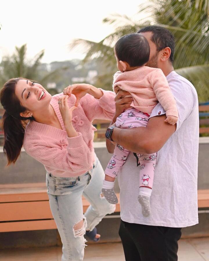 కూతురితో పాటు చిన్న పిల్లలా మారిపోయి తనని నవ్విస్తుంది. Image Credit: Pranitha Subhash/Instagram