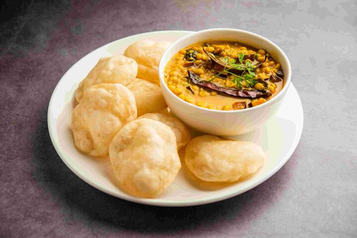 ময়দা নরম করে মাখতে হলে প্রথমে গরম জল এবং মাখার পর ময়দার মন্ডটিকে তেল মাখিয়ে ৩০ মিনিট মতো রেখে দিন। এরপর ভাজুন। যা চাইবেন তেমনই দেখতে হবে।