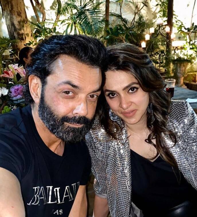 बॉबी देओल और तान्या दो बेटों के पैरेंट्स हैं और ये अपनी मैरिड लाइफ में बेहद खुश हैं. (इंस्टाग्राम/iambobbydeol)