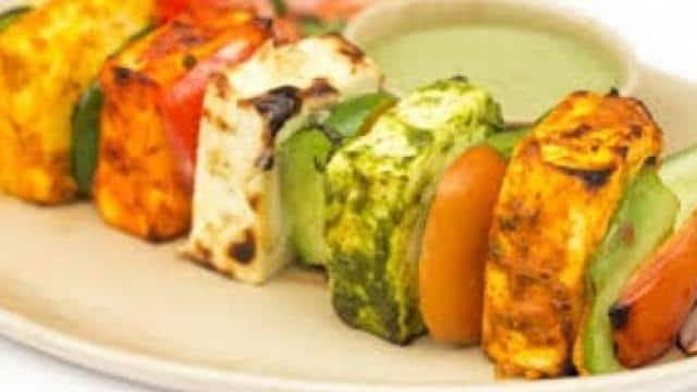 तिरंगा पनीर टिक्का : पनीर टिक्का का नाम सुनते ही मुंह में पानी आ गया होगा. इस बार आप गणतंत्र दिवस पर तिरंगा पनीर टिक्का ट्राई कर सकते हैं. इसके लिए आपको तीन मरिनेशन तैयार करने होंगे. पहले मेरिनेशन को आप दही ऑरेंज फूड कलर जिंजर गार्लिक पेस्ट के साथ रेडी कर लें. वहीं, दूसरे मेरिनेशन के लिए हरी धनिया मिर्च की चटनी और दही के साथ मिक्स करें और तीसरे मेरिनेशन के लिए आपको केवल दही नमक और काली मिर्च की जरूरत पड़ेगी. इसमें आप पनीर को कुछ देर के लिए डिप करके रखें. फिर एक स्टिक में पहले ऑरेंज, फिर व्हाइट और फिर ग्रीन पनीर लगाकर इसे ग्रिल कर लें और गरमा गरम हरी चटनी के साथ सर्व करें.