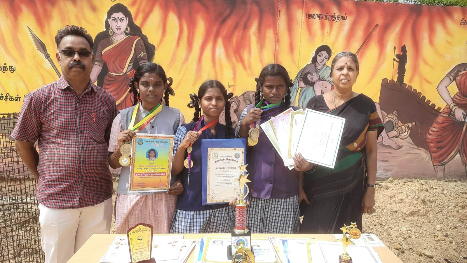 பாட்டு, நாட்டுப்புற நடனம் என சக்கைபோடு போட்டு பரிசுகளை குவிக்கும் அரசு பள்ளி மாணவிகள்