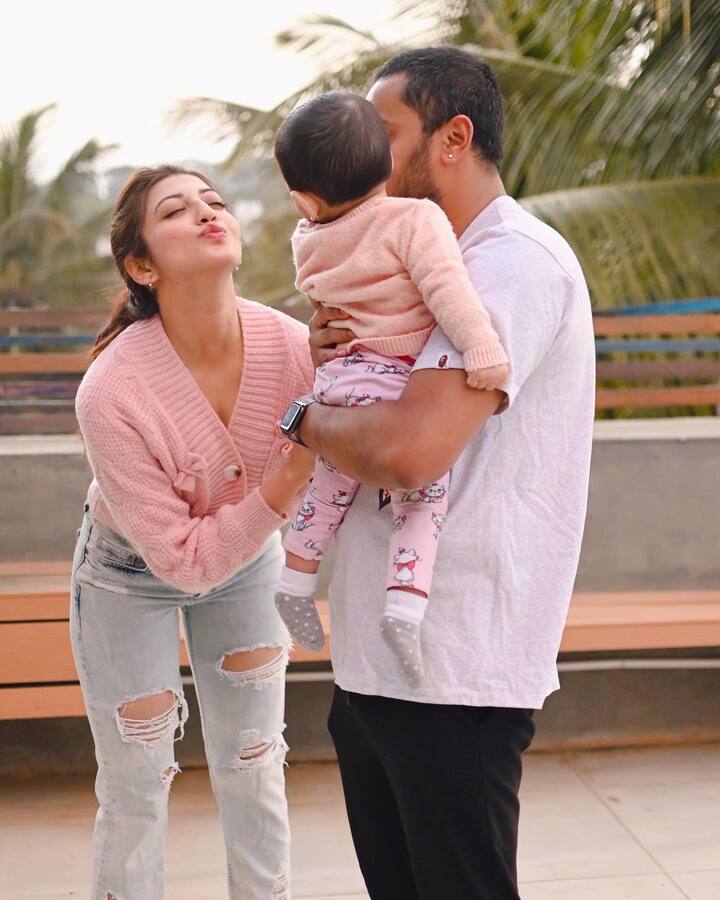 కూతురు పుట్టిన తర్వాత మరింత అందంగా మారిపోయింది ప్రణీత. ప్రతి క్షణం అమ్మతనం ఆస్వాదిస్తూ ఎంజాయ్ చేస్తుంది.  Image Credit: Pranitha Subhash/Instagram